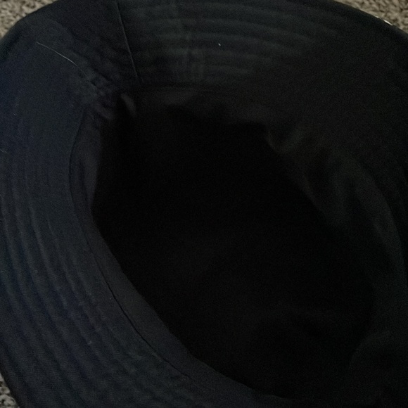 Cute froggy bucket hat for nice sunny beach days. - Picture 2 of 4